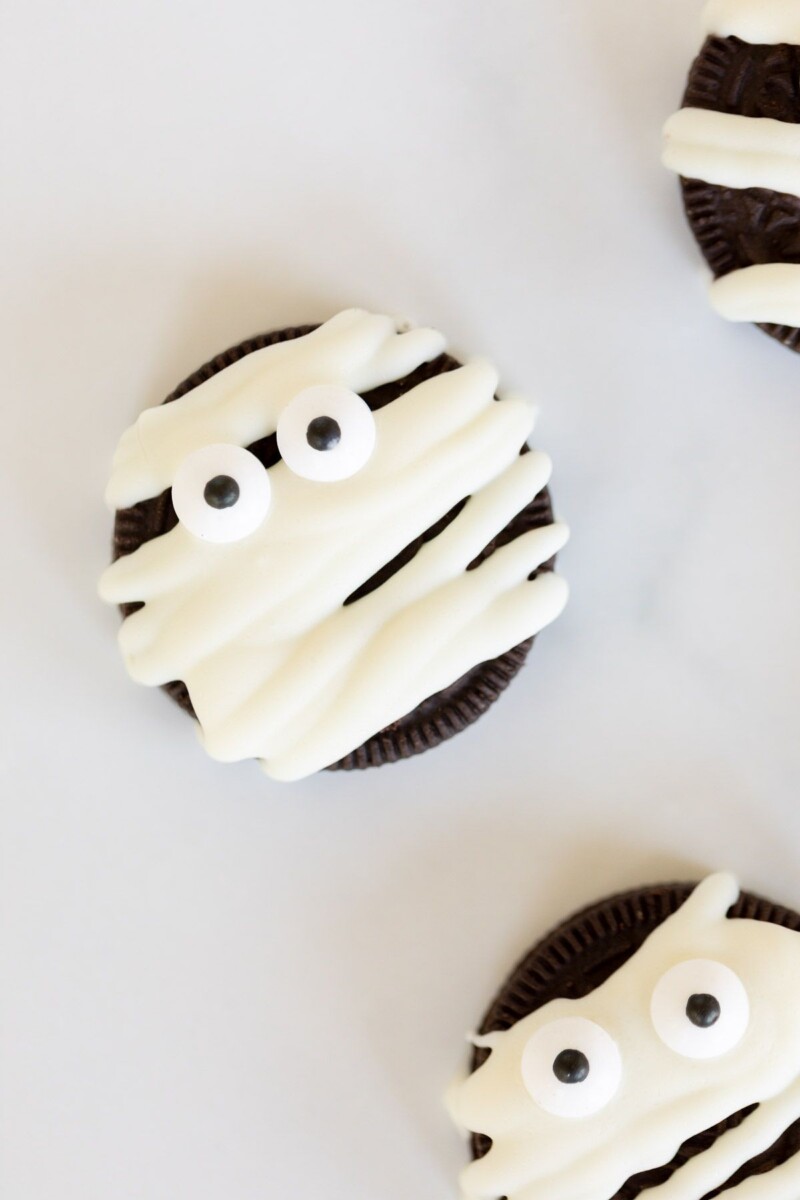 Easy Mummy Halloween Oreos | Easy Cookie Recipes