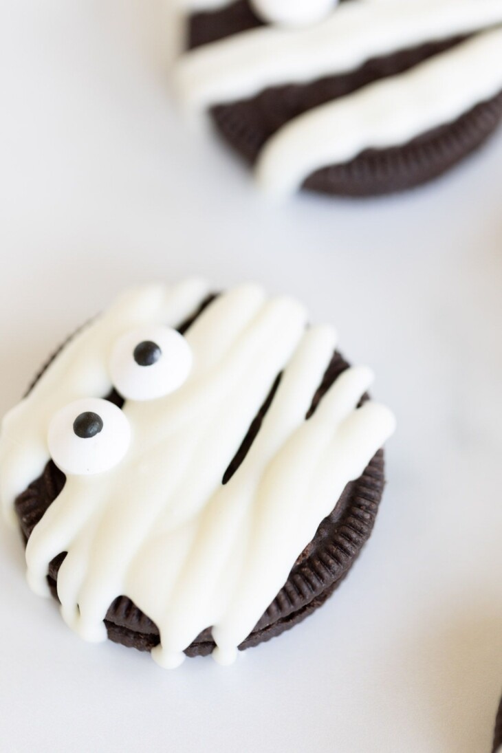 Easy Mummy Halloween Oreos | Easy Cookie Recipes